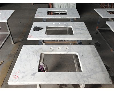 Pult iz belega marmorja Carrara